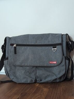 Skip Hop Gray Men's Messenger Bag with Black Strap